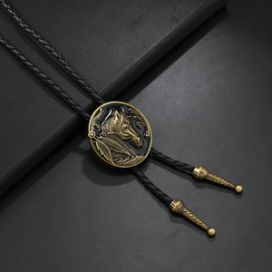 Detail der Vintage-Bolo-Krawatte mit Bronze-Pferdekopf und schwarzer geflochtener Lederkordel