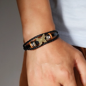 Mehrlagiges Retro-Lederarmband mit bronzenem Schmetterlingsanhänger und Holzperlen