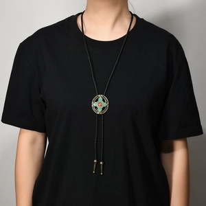 Cravatta bolo western con totem in lega di zinco vintage e cordino in pelle nera