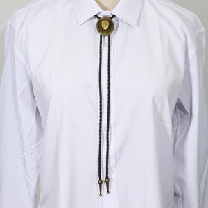 Λεπτομέρεια από μπρούντζινο bolo tie καπέλο καουμπόη με αστέρια και πλεκτό κορδόνι