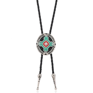 Cravatta bolo vintage cowboy con totem in smalto tricolore e cordino in pelle nera intrecciata