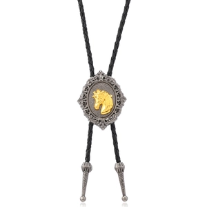 Cravate bolo cowboy avec pendentif tête de cheval dorée et cordon tressé noir