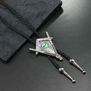 Detalle de la corbata bolo masónica plateada con cordón de cuero trenzado negro
