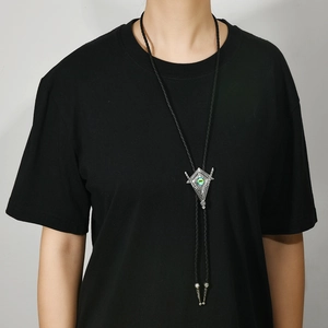Corbata Bolo vintage de plata con piedra de ojo verde y cordón de cuero trenzado negro