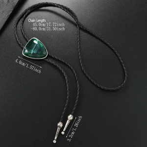 Details von grünem Malachit Bolo Tie mit geflochtener Lederkordel und Silberenden