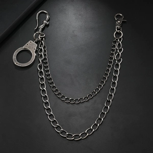 Détail de la chaîne de pantalon double couche en métal noir avec pendentif menottes