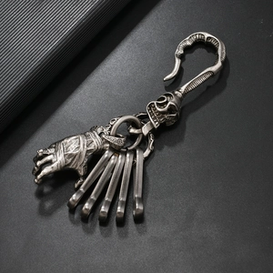 Porte-clés gothique en alliage d'argent avec main de diable et motif de crâne