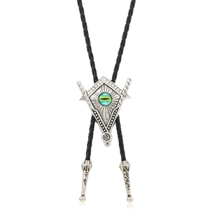 Corbata bolo masónica de plata con colgante de ojo verde en cordón de cuero trenzado