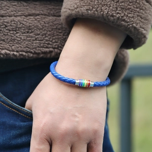 Geflochtenes blaues Lederarmband mit Magnetverschluss im Regenbogen-Design für den Alltag