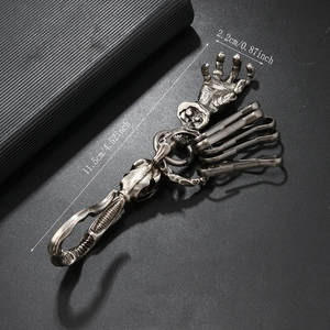 Détail d'un porte-clés main de squelette gothique avec quatre crochets en argent antique