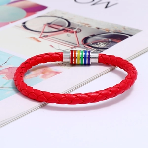 Nahaufnahme vom roten Lederarmband mit Regenbogen-Magnetverschluss für LGBTQ+ Pride