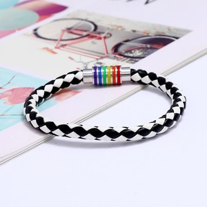 Nahaufnahme von schwarz-weiß geflochtenem Lederarmband mit Regenbogen-Magnetverschluss
