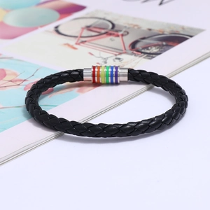 Nahaufnahme des schwarzen Lederarmbands mit einem Regenbogen-Magnetverschluss aus Metall