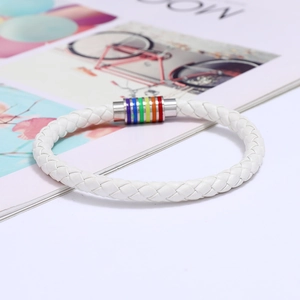 Detailansicht weiß geflochtenes Lederarmband mit Regenbogen-Magnetverschluss