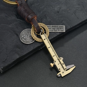 Porte-clés vintage en cuir tressé avec pied à coulisse en laiton et plaques gravées