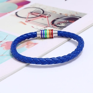 Nahaufnahme eines marineblauen Lederarmbands mit magnetischem Regenbogen-Verschluss