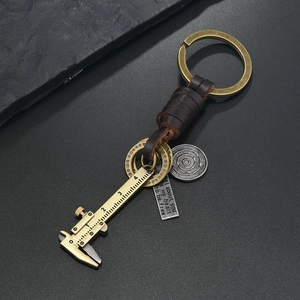 Porte-clés pied à coulisse vintage en bronze avec cuir et étiquette gravée inspirante