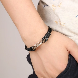 Bracciale retrò da uomo in pelle nera intrecciata con chiusura a gancio in metallo