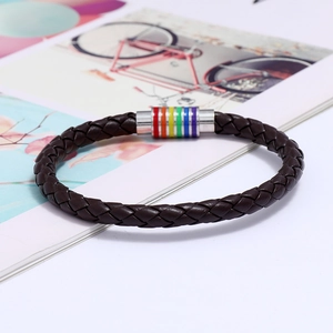 Detail eines geflochtenen braunen Lederarmbands mit regenbogenfarbenem Magnetverschluss