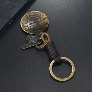 Detailansicht der Vintage-Bronze-Legierung und des dunkelbraunen Leder-Schlüsselanhängers