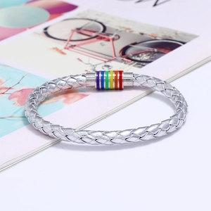Detail eines geflochtenen Armbands mit Regenbogen-Magnetverschluss und LGBTQ-Pride-Farben