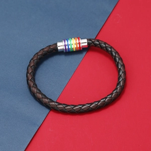Nahaufnahme von geflochtenem Lederarmband mit einem magnetischen Regenbogen-Verschluss