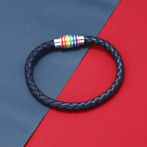 Detail eines blau geflochtenen Lederarmbands mit silbernem Magnetverschluss und Regenbogenstreifen