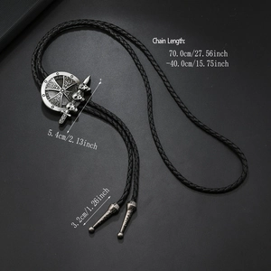 Detail van de vintage bolo-tie met schedelschild-hanger en zwart gevlochten PU-leren koord
