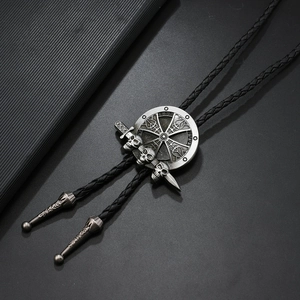 Macro detail van de gotische bolo tie met adelaarsschedel schild en leren koord