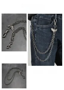Détail macro de la chaîne de pantalon hip-hop à double couche avec pendentif chauve-souris