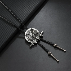 Detail van vintage Bolo-tie met zilveren doodskop schild en zwart gevlochten lederen koord