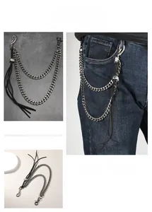 Détail de la chaîne de portefeuille hip-hop avec tissage tête de mort et glands en cuir
