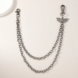 Détail d'une chaîne de taille punk à double couche avec pendentif chauve-souris en métal