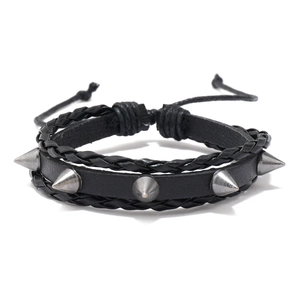 Bracelet punk rock multi-rangs en cuir noir tressé avec des pointes métalliques argentées
