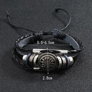 Vue détaillée du bracelet en cuir tressé avec breloque soleil et dimensions