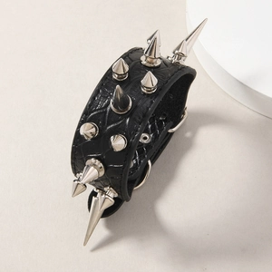 Vista detallada de la pulsera ancha de cuero punk con puntas metálicas plateadas y remaches