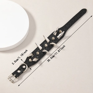 Pulsera punk de cuero sintético negro con tres filas de púas plateadas y hebilla metálica