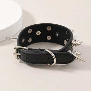 Pulsera punk de cuero negro con relieve de serpiente, pinchos metálicos y hebilla clásica