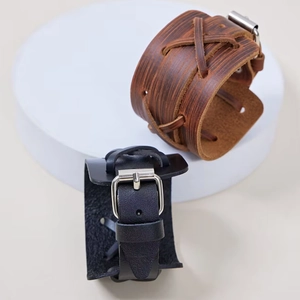 Détail de bracelets en cuir vintage avec texture bois marron foncé et grain noir