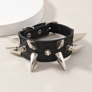 Pulsera punk de cuero negro texturizado con doble fila de púas plateadas y hebilla ajustable