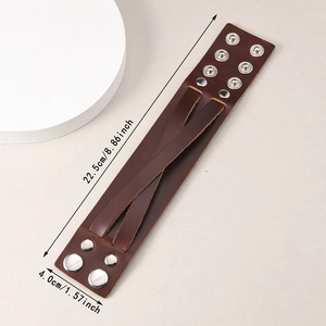 Detailansicht des braunen Lederarmbands mit Nieten und Größenangaben in cm/Zoll