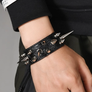 Pulsera punk de cuero negro con textura de cocodrilo, púas plateadas y cierre de hebilla