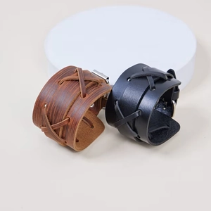 Détail de bracelets en cuir rétro avec cordes tressées style punk et boucles métalliques