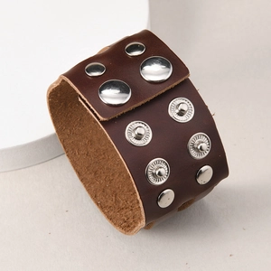 Dunkelbraunes Lederarmband im Retro-Punk-Stil mit silbernen Metallnieten und Druckknopf