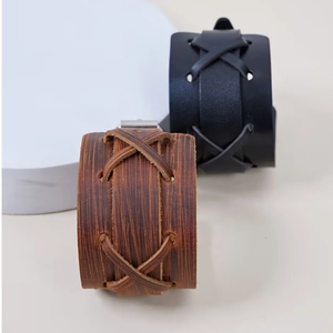 Gros plan de bracelets en cuir rétro marron et noir avec un style punk tissé robuste