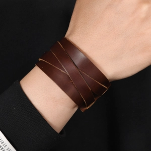 Vintage Punk dunkelbraunes mehrlagiges Lederarmband für Herren am Handgelenk