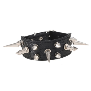 Brazalete punk de cuero negro con remaches de metal plateado y hebilla ajustable