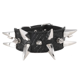 Pulsera punk de cuero negro con tres filas de púas plateadas y tachuelas de metal duro