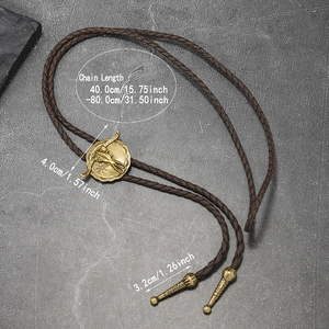 Detail der Western-Bolo-Tie mit Stierschädel und Maßen der verstellbaren Lederkordel