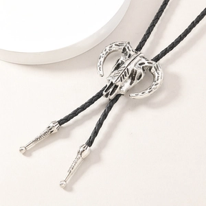 Detail der Vintage Bolo-Krawatte mit Widderkopf-Anhänger und geflochtener schwarzer Kordel